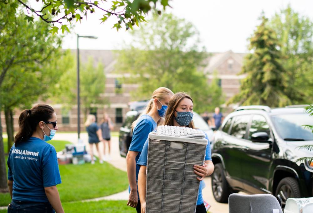 Alumni carrying boxes